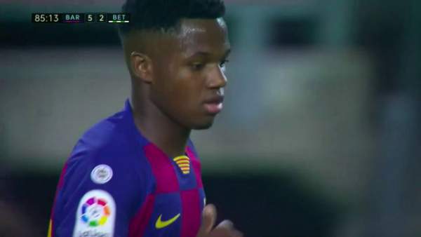 Cầu thủ 16 tuổi đi vào lịch sử của Barcelona