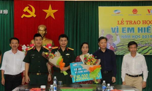 Học bổng “Vì em hiếu học” trao 520 triệu đồng đến học sinh nghèo Quảng Bình