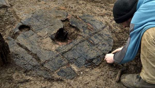 Người đầm lầy 3.000 tuổi mang "quái vật" 1m trong cơ thể