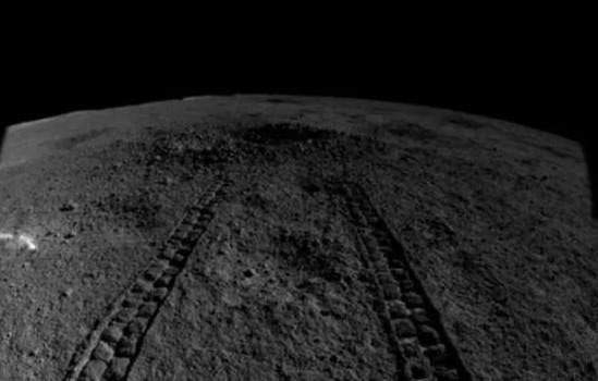 Robot tự hành của Trung Quốc phát hiện khoáng chất lạ trên Mặt Trăng 2