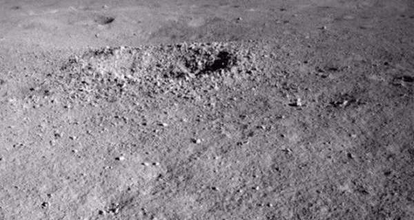 Robot tự hành của Trung Quốc phát hiện khoáng chất lạ trên Mặt Trăng