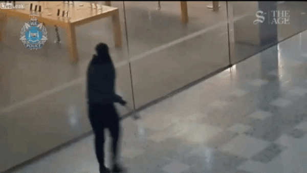 Hãi hùng băng nhóm đập vỡ cửa kính, trộm iPhone trị giá gần 7 tỷ đồng