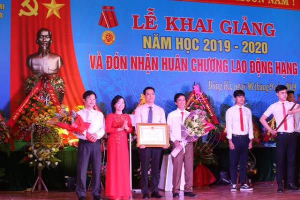 Quảng Trị:  Trường THPT Lê Lợi đón nhận Huân chương Lao động hạng Ba
