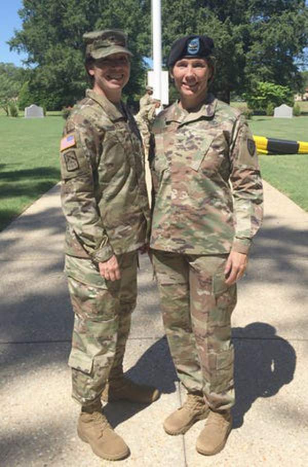 Cặp chị em gái đầu tiên trở thành tướng lục quân Mỹ 2