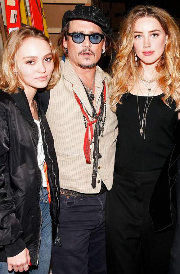 Con gái Johnny Depp lo sợ mình... “yêu muộn” so với chúng bạn 4