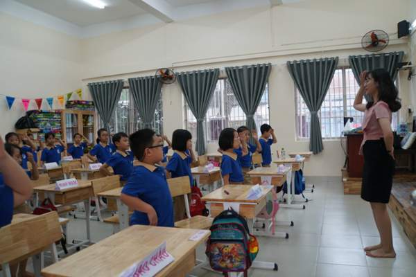 Đáng yêu với màn chào hỏi mỗi sáng đến trường của cô trò tiểu học Sài Gòn 5
