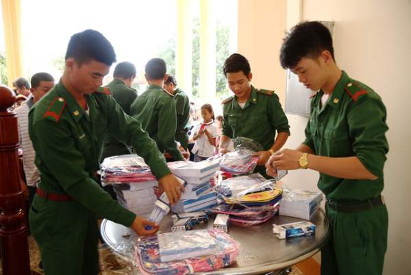 Bộ đội biên phòng Đồng Tháp tặng 150 phần quà cho học sinh nghèo vùng biên giới