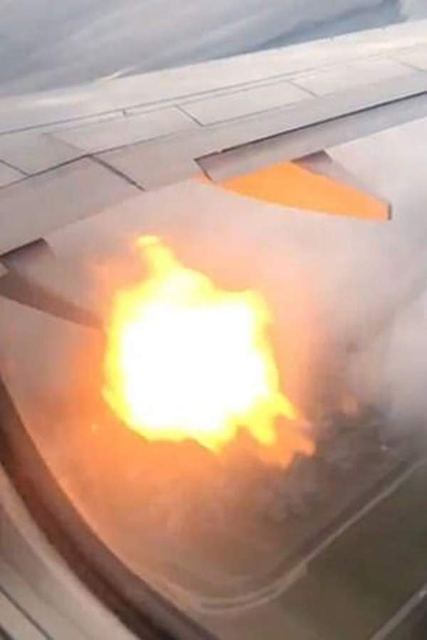 Hành khách “tá hỏa” khi động cơ máy bay bốc cháy trên không