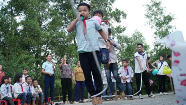 Sinh viên ĐH Vinh tặng quà Trung thu cho học sinh nghèo 3