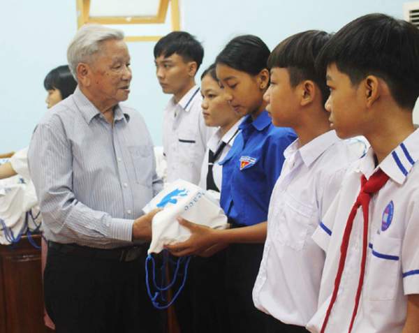 Phú Yên: Trao 200 suất học bổng cho trẻ em nghèo hiếu học