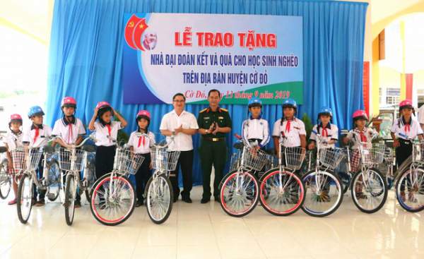 Ban Tuyên giáo TP Cần Thơ trao tặng 50 suất học bổng và 10 xe đạp cho HS khó khăn 2
