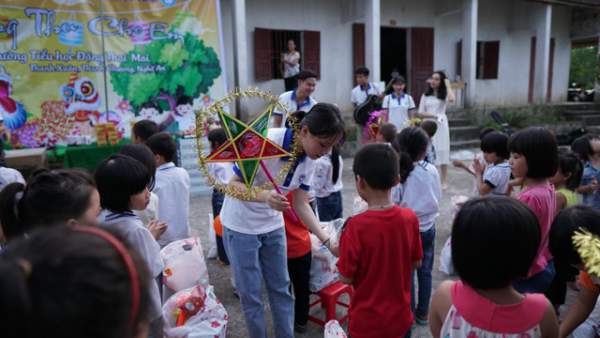 Sinh viên ĐH Vinh tặng quà Trung thu cho học sinh nghèo