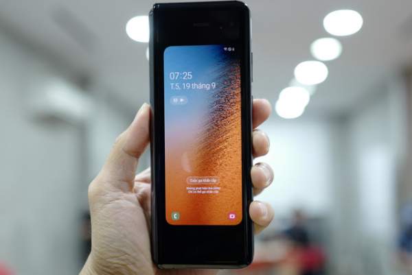 Cận cảnh smartphone màn hình gập Galaxy Fold đầu tiên về Việt Nam 2