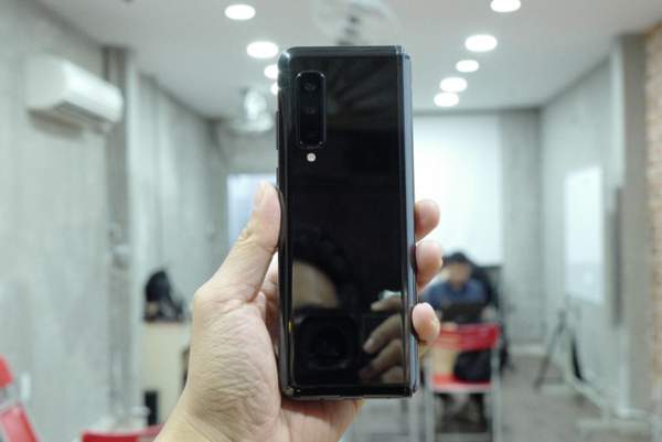 Cận cảnh smartphone màn hình gập Galaxy Fold đầu tiên về Việt Nam 4