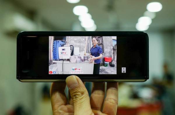 Cận cảnh smartphone màn hình gập Galaxy Fold đầu tiên về Việt Nam 11