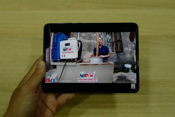 Cận cảnh smartphone màn hình gập Galaxy Fold đầu tiên về Việt Nam 12