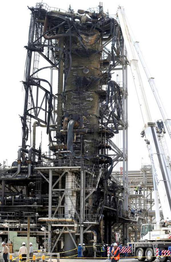 Nhà máy dầu Ả rập Xê út chi chít vết tích hỏa lực sau vụ tấn công chấn động 10