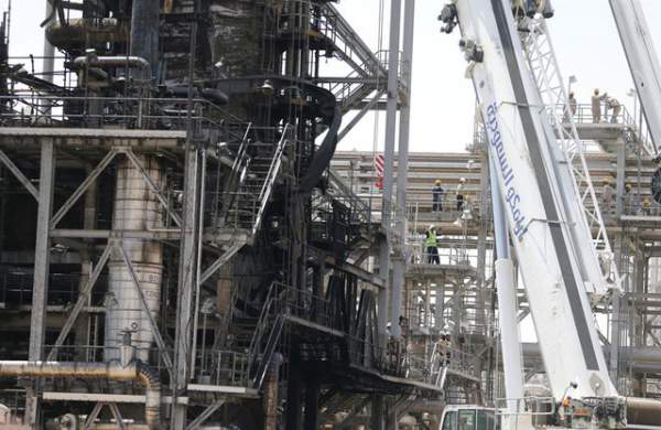 Nhà máy dầu Ả rập Xê út chi chít vết tích hỏa lực sau vụ tấn công chấn động 12