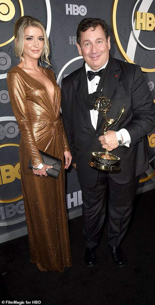 Heidi Klum khoe ngực nảy nở trong tiệc Emmy 27
