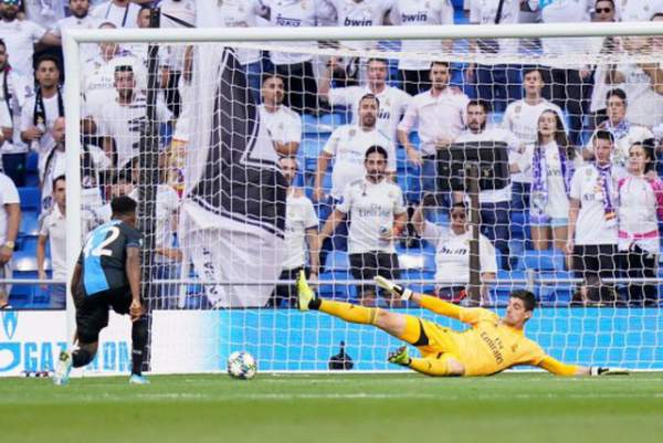 Quyết định lạ lùng của HLV Zidane khi Real Madrid thua 2 bàn