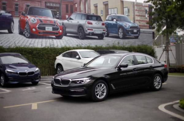 BMW giảm giá khủng cho cả ôtô và môtô trong tháng 10/2019