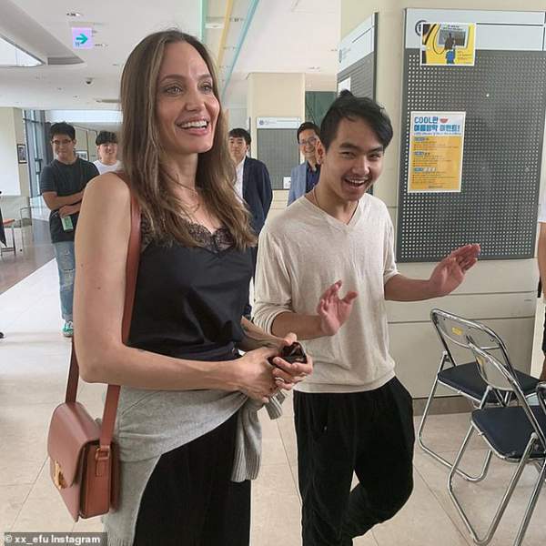 Angelina Jolie gặp lại Maddox ở Nhật Bản 2