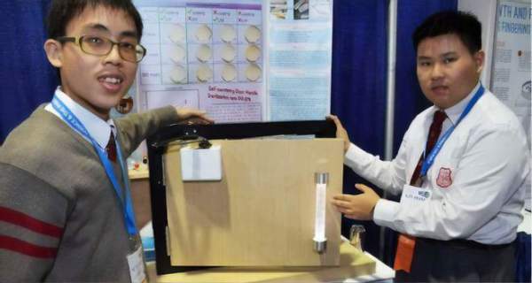 Hai sinh viên Hong Kong phát minh ra tay nắm cửa tự diệt khuẩn, team sợ bẩn thích điều này 2