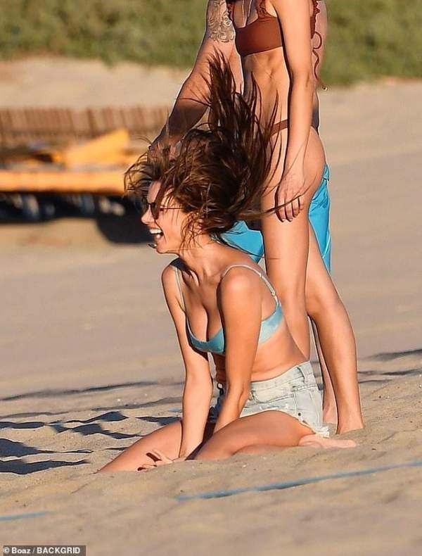 Alessandra Ambrosio khoe ngực căng đầy trên bãi biển 11