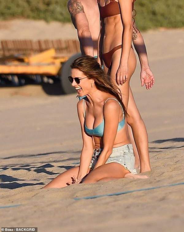 Alessandra Ambrosio khoe ngực căng đầy trên bãi biển