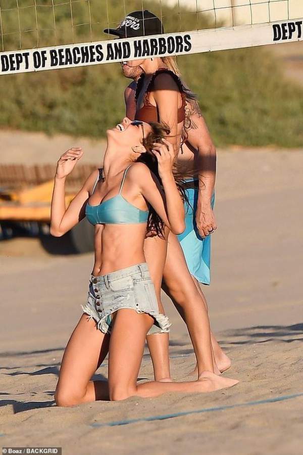 Alessandra Ambrosio khoe ngực căng đầy trên bãi biển 7