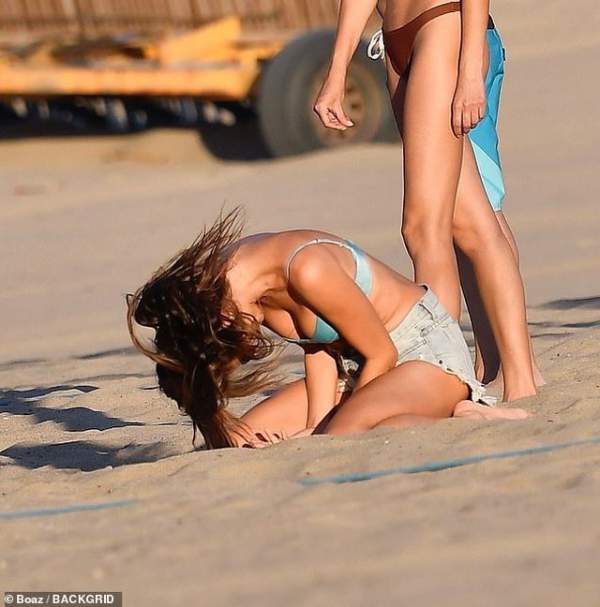 Alessandra Ambrosio khoe ngực căng đầy trên bãi biển 6