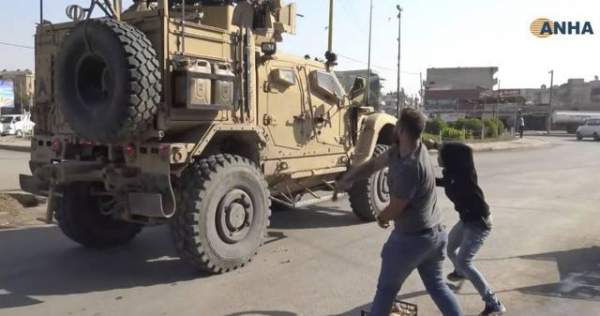 Người Kurd giận dữ ném khoai tây vào xe chở lính Mỹ rút quân
