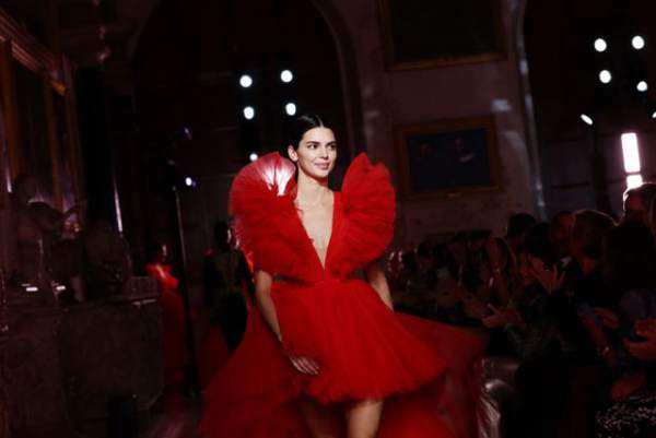 Kendall Jenner khoe chân dài với váy đỏ rực 4