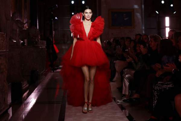 Kendall Jenner khoe chân dài với váy đỏ rực