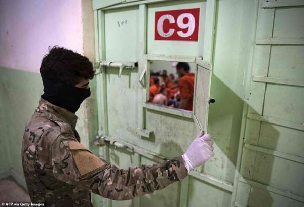Cảnh tượng chen chúc gây sốc bên trong nhà tù giam giữ phiến quân IS 2