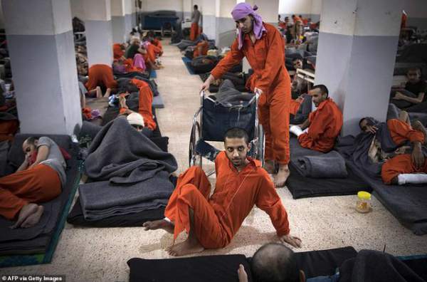 Cảnh tượng chen chúc gây sốc bên trong nhà tù giam giữ phiến quân IS 8