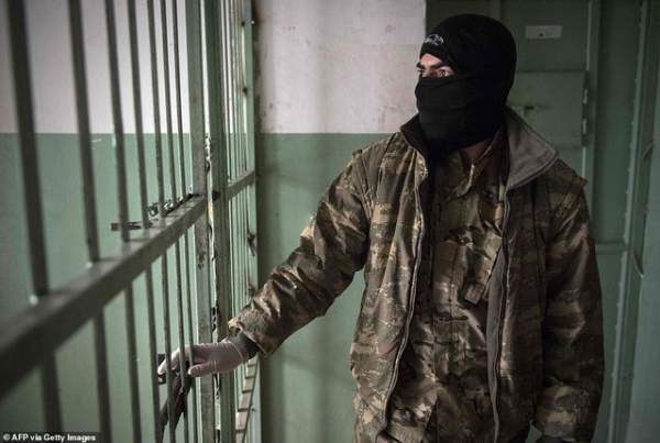 Cảnh tượng chen chúc gây sốc bên trong nhà tù giam giữ phiến quân IS 18