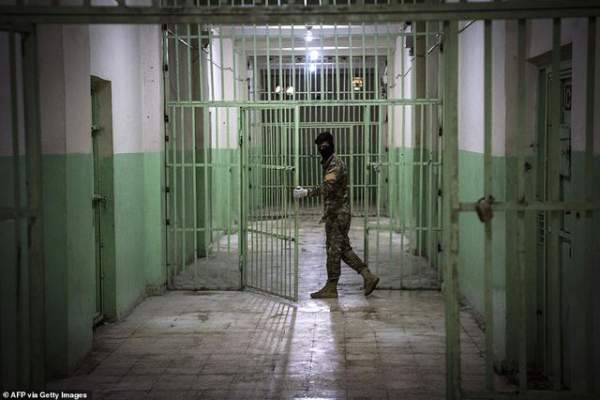 Cảnh tượng chen chúc gây sốc bên trong nhà tù giam giữ phiến quân IS 19