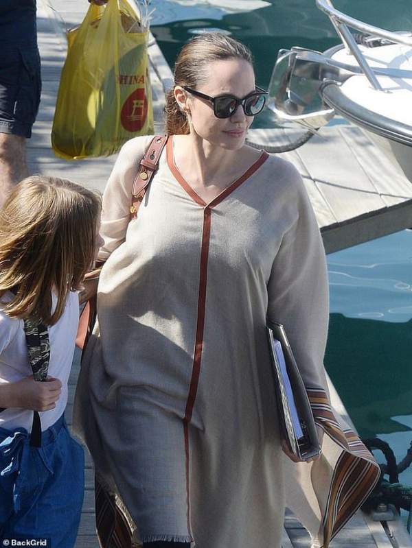Angelina Jolie giản dị đưa các con đi chơi cuối tuần