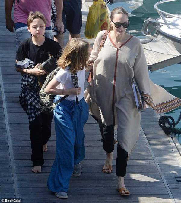 Angelina Jolie giản dị đưa các con đi chơi cuối tuần 3