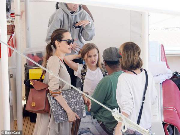 Angelina Jolie giản dị đưa các con đi chơi cuối tuần 7