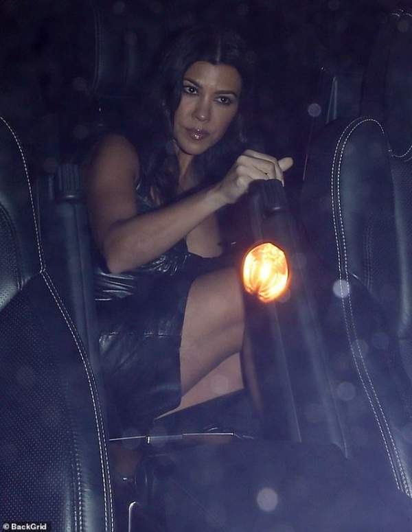 Kourtney Kardashian khoe ngực táo bạo khi đi chơi tối 5