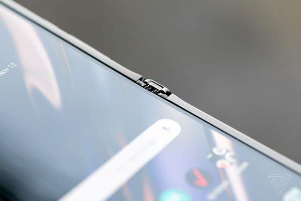 “Huyền thoại” Motorola Rarz chính thức “hồi sinh” với thiết kế màn hình gập 4