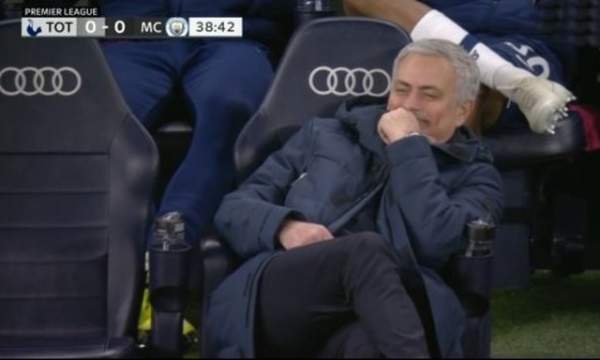 Biểu cảm hài hước của HLV Mourinho khi Tottenham chịu phạt đền