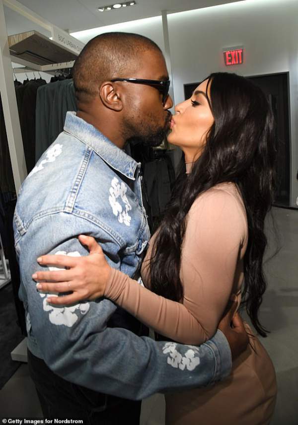 Kim Kardashian tình tứ hôn chồng Kanye West 1