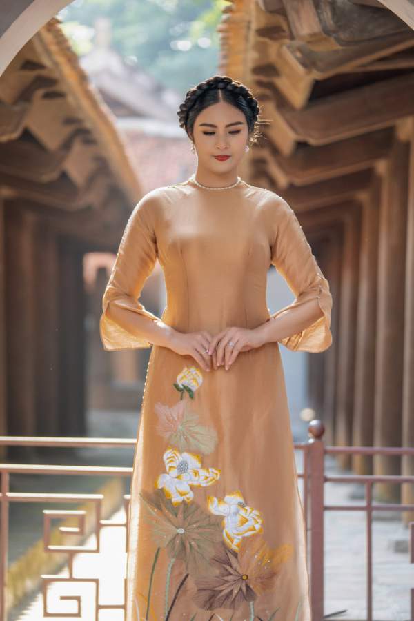 Hoa hậu Ngọc Hân mặc áo dài, dạo Văn Miếu ngày đầu năm 10