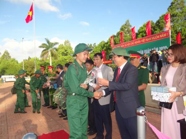 Đắk Lắk: Nữ tân binh duy nhất nhập ngũ nổi bật trong ngày tòng quân 2
