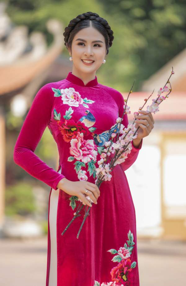 Hoa hậu Ngọc Hân mặc áo dài, dạo Văn Miếu ngày đầu năm