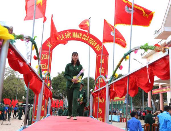 Đắk Lắk: Nữ tân binh duy nhất nhập ngũ nổi bật trong ngày tòng quân