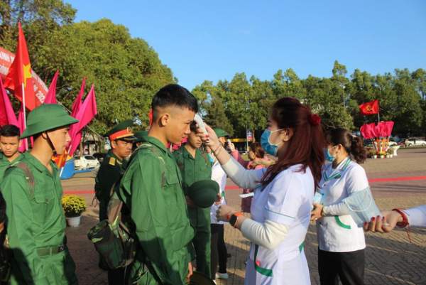 Đắk Lắk: Nữ tân binh duy nhất nhập ngũ nổi bật trong ngày tòng quân 3